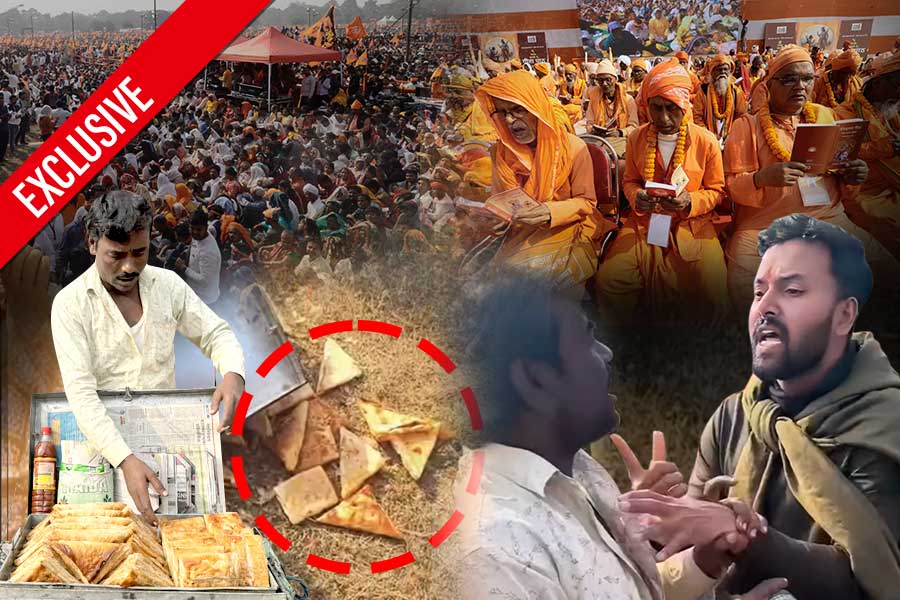 ব্রিগেডে সনাতনীদের গীতাপাঠ, আমিষ বিক্রির ‘অপরাধে’ মার রেয়াজুলকে